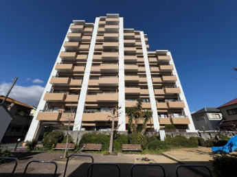 エントランス側（南側）の外観です。本当に日当たりが良いです。