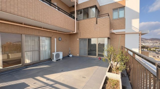 リビングとダイニングを挟む約29.2㎡のルーフバルコニーからの眺望はすばらしく、アウトドアリビングとして更に広さを実感できます。