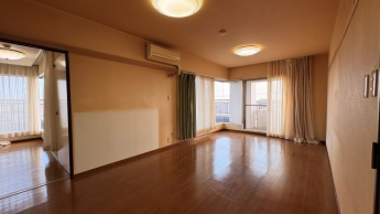 リビングは広々11.4帖。ルーフバルコニーとのつながりで解放感があります。