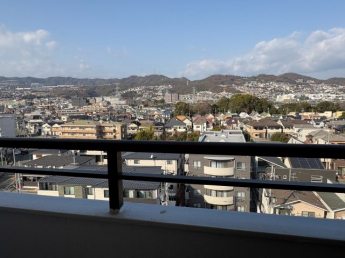 北側の洋室からの眺望は山が見えます。