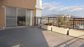 リビングとダイニングを挟む約29.2㎡のルーフバルコニーからの眺望はすばらしく、アウトドアリビングとして更に広さを実感できます。