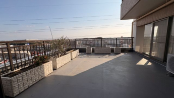 リビングとダイニングを挟む約29.2㎡のルーフバルコニーからの眺望はすばらしく、アウトドアリビングとして更に広さを実感できます。