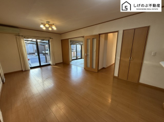 奥行きのあるLＤＫ。ソファやダイニングテーブルを置いても窮屈に感じさせません。続き間の和室使えばもっと開放的に！