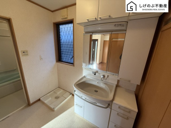 大きな三面鏡付きの洗面台で毎日の身だしなみもばっちりですね。