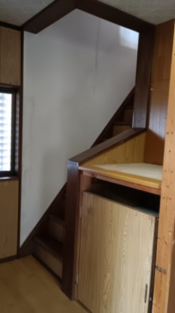 ホール、上階への階段