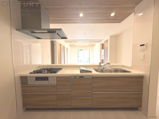 シンプルなデザインと使いやすさを兼ね備えた対面式システムキッチンは、効率的な作業スペースを提供し、家族やゲストとのコミュニケーションを促進します。