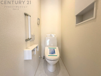 温水洗浄便座付トイレは温水洗浄機能により、暖かい水でおしりを洗浄することができ、冷たい水を使う従来の便座に比べ、温水洗浄機能で暖かいトイレを提供し、快適な使用を可能にします。