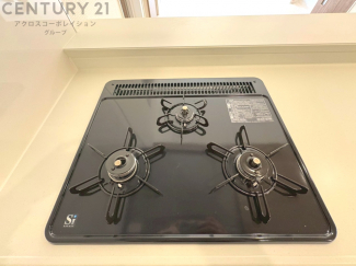 多数の調理器具を同時に使用でき、料理の効率化が可能。省エネで節約になり、様々な料理スタイルに適応できます。また、火力調整が独立しており、手入れや掃除もしやすく、今よりもっとお料理が楽しくなるかも。