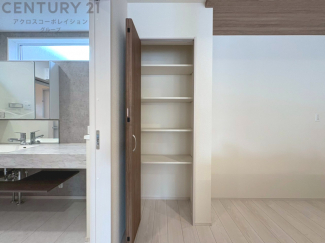 衣服の収納や脱ぎ着や整理整頓がしやすく、湿った衣類を乾燥させるスペースがありカビや臭いの発生を防ぎます。床の汚れを他の部屋に持ち込まず清潔を保つことができます。また快適な入浴環境の整備にも役立ちます。