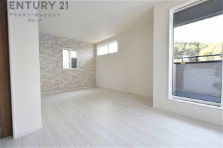 2階にリビング・ダイニングスペースを設けることで、通行人からの視線も感じることなくお過ごしいただけます。南西・南東側に開口部があり、日中明るい日差しがたっぷりと入ります♪