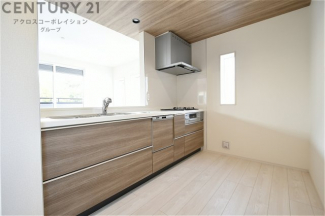 シンプルなデザインと使いやすさを兼ね備えた対面式システムキッチンは、効率的な作業スペースを提供し、家族やゲストとのコミュニケーションを促進します。