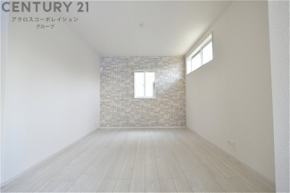 デザインで一面クロスを貼り分けています♪白を基調とした建具クロスで、日差しを反射し、日中室内を明るくしてくれます♪