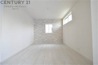 デザインで一面クロスを貼り分けています♪白を基調とした建具クロスで、日差しを反射し、日中室内を明るくしてくれます♪