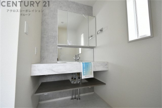 化粧品や洗顔料、歯ブラシなどの必需品をまとめて置ける収納スペースがあり、使用するたびに取り出す手間が省けます。また、水回りのため、濡れても大丈夫な素材が使用されており、お手入れが簡単です。