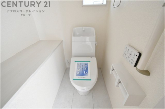 温水洗浄便座付トイレは温水洗浄機能により、暖かい水でおしりを洗浄することができ、冷たい水を使う従来の便座に比べ、温水洗浄機能で暖かいトイレを提供し、快適な使用を可能にします。