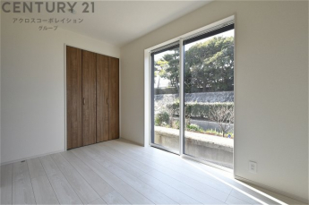 子供部屋…創造性や成長を促す遊びの空間を提供。学習や趣味に集中できる環境を整えます。個別のプライベートスペースは自己表現と自立心を育み、心地よい睡眠環境を整えリラックスできる場所を提供。