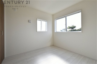 寝室…リラックスできるプライベート空間で、快適な睡眠をサポート。個人の好みに合わせたインテリアや寝具で心地良さを追求。プライベートな時間を過ごし、リフレッシュする場所におすすめです。