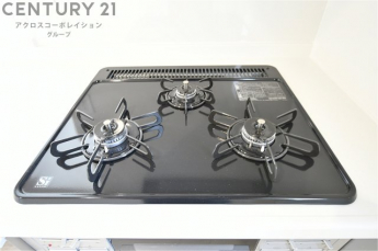 多数の調理器具を同時に使用でき、料理の効率化が可能。省エネで節約になり、様々な料理スタイルに適応できます。また、火力調整が独立しており、手入れや掃除もしやすく、今よりもっとお料理が楽しくなるかも。