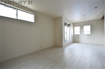 リビングダイニングは家族や友人とのコミュニケーションを楽しむ場所でくつろぎながら食事や会話を楽しめ、多目的に利用できリラックスできる空間です。家庭内の中心として機能し、快適な生活をサポートします。