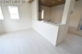 キッチン前のダイニングスペース　カウンターキッチンから料理の受け渡し等に便利です。ダイニングセットを置いても十分な広さを確保。