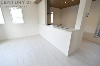 キッチン前のダイニングスペース　カウンターキッチンから料理の受け渡し等に便利です。ダイニングセットを置いても十分な広さを確保。