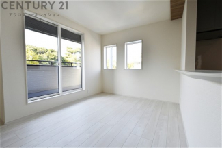 キッチン前のダイニングスペース　カウンターキッチンから料理の受け渡し等に便利です。ダイニングセットを置いても十分な広さを確保。