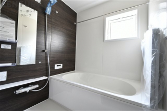ユニットバスは省スペースでありながら、シンプルな設計と使いやすさを備え、簡便なメンテナンスが可能です。大きな窓付きで換気にも便利です。またミラー・小物置き場もあり便利です。