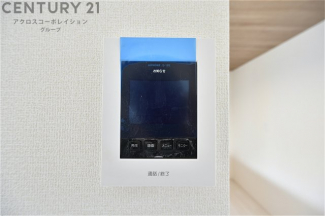 訪問者が来たときにテレビ画面で確認できるため、安心してドアを開けられます。録画機能があるものもあり、留守中に来訪者を記録しておくことができます。利便性が高く、セキュリティ面でも安心です。