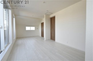 明るい色合いのフローリングとクロスを使用した洋室は家具やインテリアとも調和しやすく空間が広く感じられ開放感を生み出します。自然光を効果的に反射し、室内を明るく保つため、日中の照明使用を抑えられます。