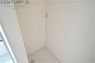 洗濯物の仕分け作業がしやすく、整理整頓が容易になります。洗濯音や湿気を他の部屋に持ち込まず、生活環境を快適に保ちます。上部を活用すれば収納スペースを確保でき洗剤や洗濯用品の整理もしやすくなります。