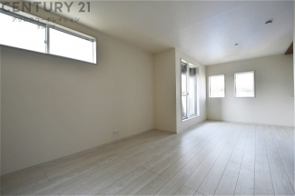 リビングダイニングは家族や友人とのコミュニケーションを楽しむ場所でくつろぎながら食事や会話を楽しめ、多目的に利用できリラックスできる空間です。家庭内の中心として機能し、快適な生活をサポートします。