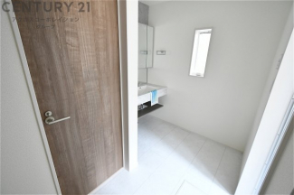 身の清潔を保つための専用スペースで、手洗いや歯磨きが便利に行えます。収納スペースがあり、洗剤やタオルを整理もできます。鏡や照明が備わり、身だしなみの確認がしやすく、忙しい朝でも効率的に準備ができます。