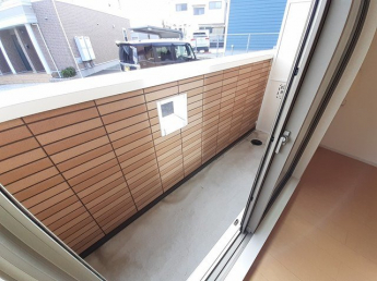 暖かな日差しのふりそそぐバルコニー