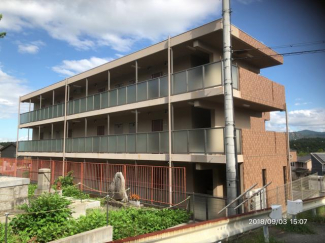 建物を山側から見たところ