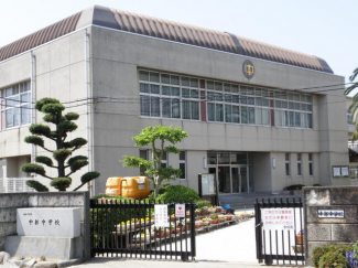 加古川市立中部中学校まで1234m