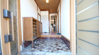 両開きで解放感ある玄関