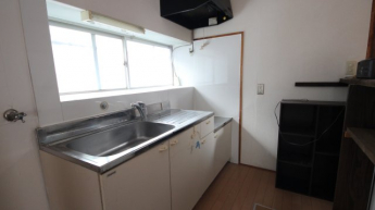 腰高仕切りで区切られたキッチン