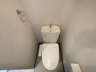 落ち着いた色調のトイレです