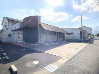 無料駐車場（４台分）