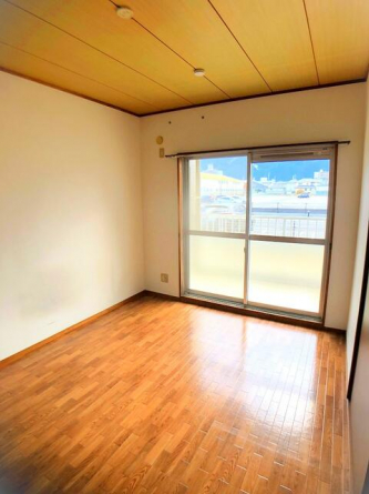 洋室南、クロス一部張替中です