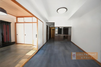 AIによる家具消し加工を行ったリビング