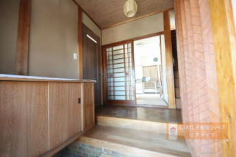 玄関、AIで家具を消しています