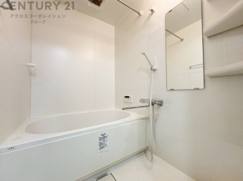 ユニットバスは省スペースでありながら、シンプルな設計と使いやすさを備え、簡便なメンテナンスが可能です。またミラー・小物置き場もあり便利です。
