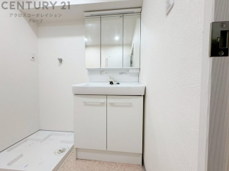 化粧品や洗顔料、歯ブラシなどの必需品をまとめて置ける収納スペースがあり、使用するたびに取り出す手間が省けます。また、水回りのため、濡れても大丈夫な素材が使用されており、お手入れが簡単です。
