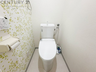 温水洗浄便座付トイレは温水洗浄機能により、暖かい水でおしりを洗浄することができ、冷たい水を使う従来の便座に比べ、温水洗浄機能で暖かいトイレを提供し、快適な使用を可能にします。
