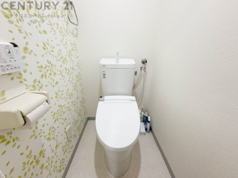 温水洗浄便座付トイレは温水洗浄機能により、暖かい水でおしりを洗浄することができ、冷たい水を使う従来の便座に比べ、温水洗浄機能で暖かいトイレを提供し、快適な使用を可能にします。
