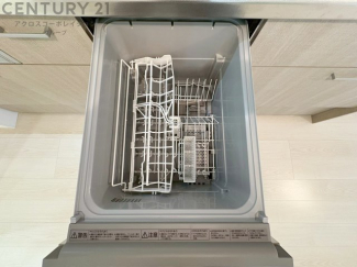 手洗いに比べて時間や労力を節約できることです。また、高温のお湯で洗浄されるため、雑菌や細菌を殺菌する効果もあります。さらに、乾燥機能があるため、手で拭く手間も省け衛生的に保管できます。
