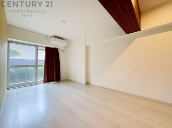 明るい色合いのフローリングとクロスを使用した洋室は家具やインテリアとも調和しやすく空間が広く感じられ開放感を生み出します。自然光を効果的に反射し、室内を明るく保つため、日中の照明使用を抑えられます。
