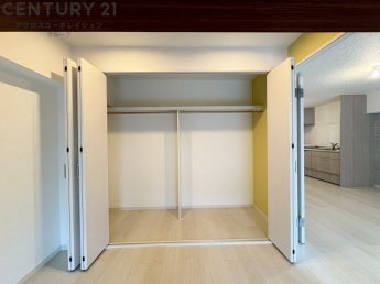 衣類やアクセサリー、小物類の収納が便利で整理整頓がしやすく、部屋の美観を保ちつつ、スペースを最大限に活用できます。衣服のしわやダメージを防ぎ、長持ちさせることができます。
