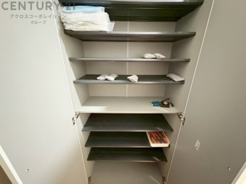 玄関収納です。たくさんの履物を収納できます。